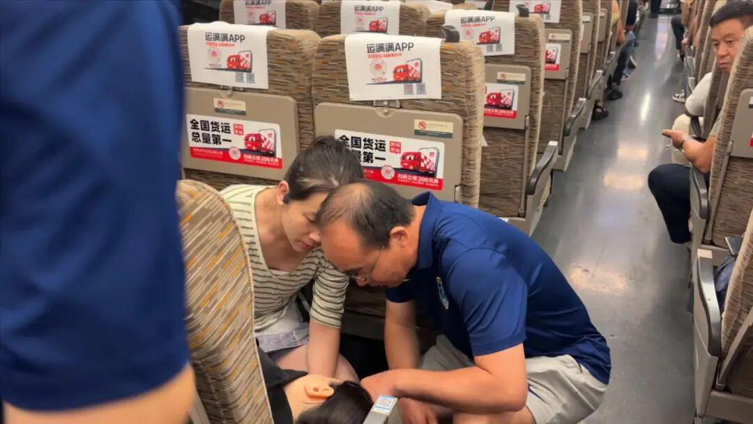 支云足球队队医朱月成、徐斌高铁救人，彰显医者仁心