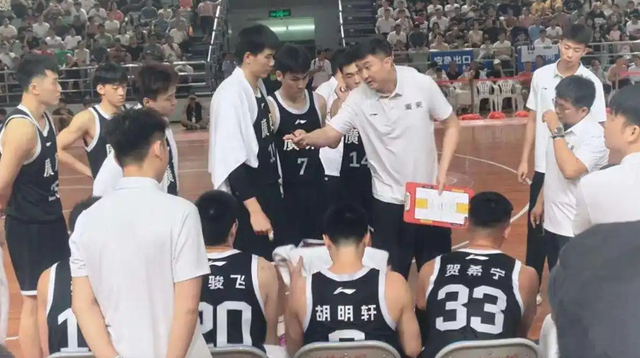 广东男篮34分狂胜美国队！杜锋率队强势出击，赵睿首秀13分