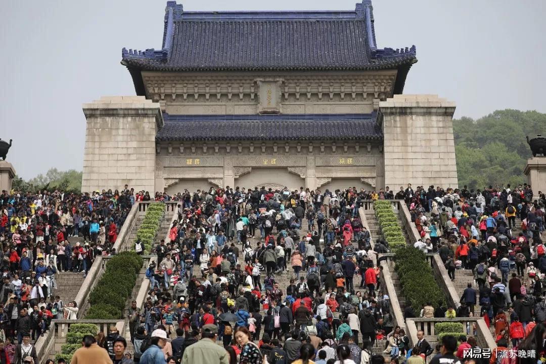 国庆消费观察：经济压力下旅游与楼市的新变化