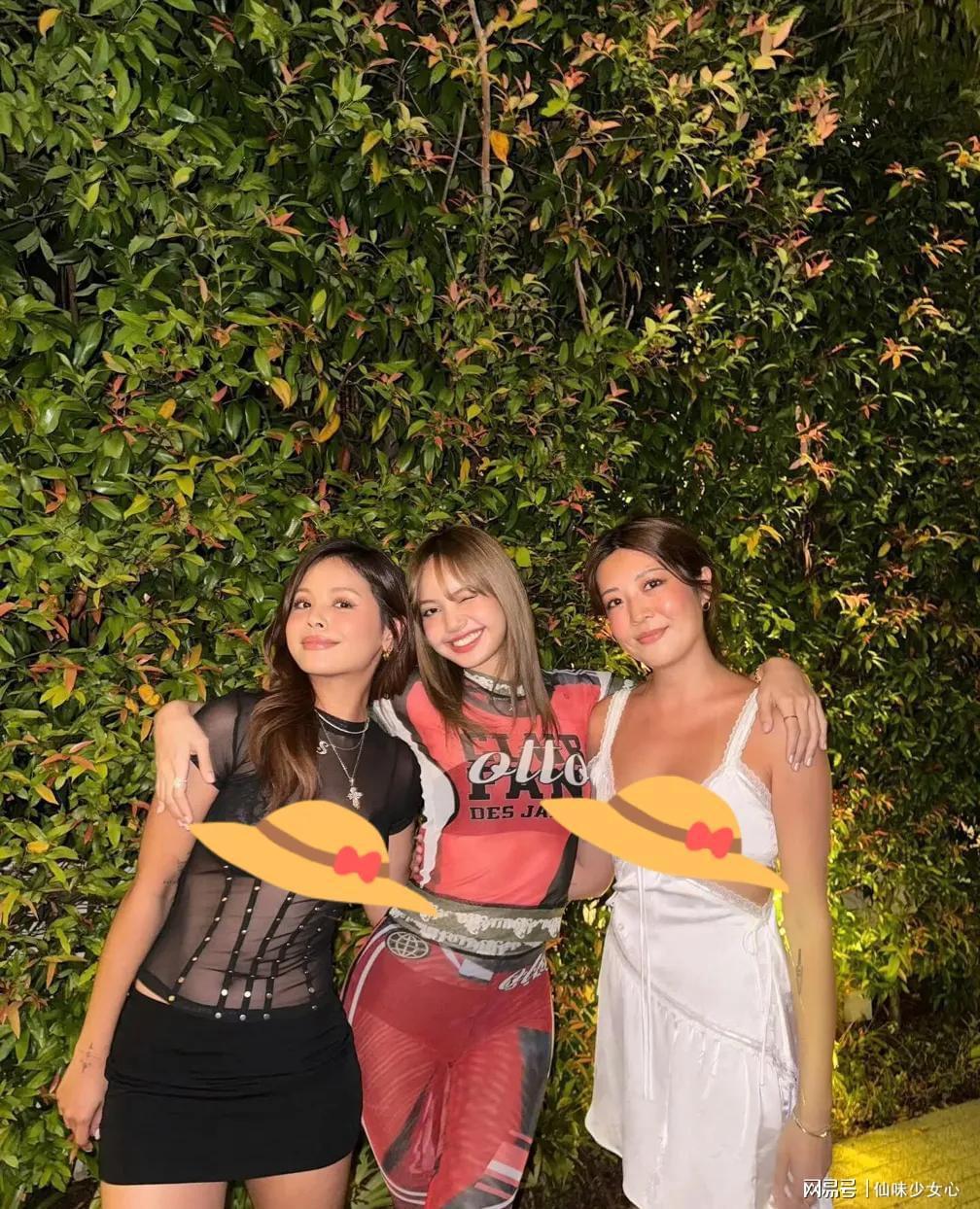 Lisa权志龙合影引热议，透视装亚洲蹲秀恩爱