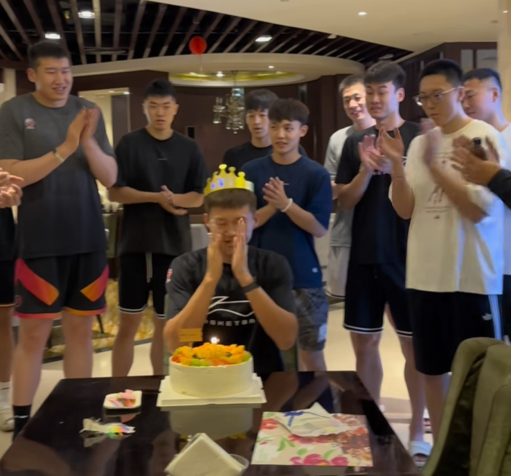 周鹏庆生会！赵睿摁头砸蛋糕玩嗨，杜锋下手慢了点，李炎哲惊讶