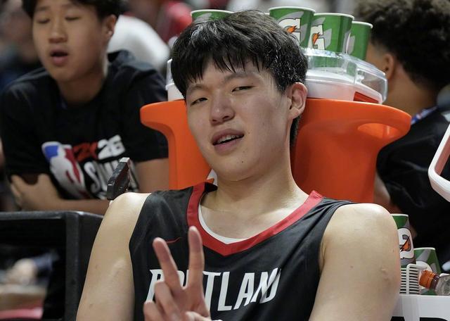 央视名嘴盛赞：杨瀚森NBA季前赛第三节天神下凡，单节狂砍14分