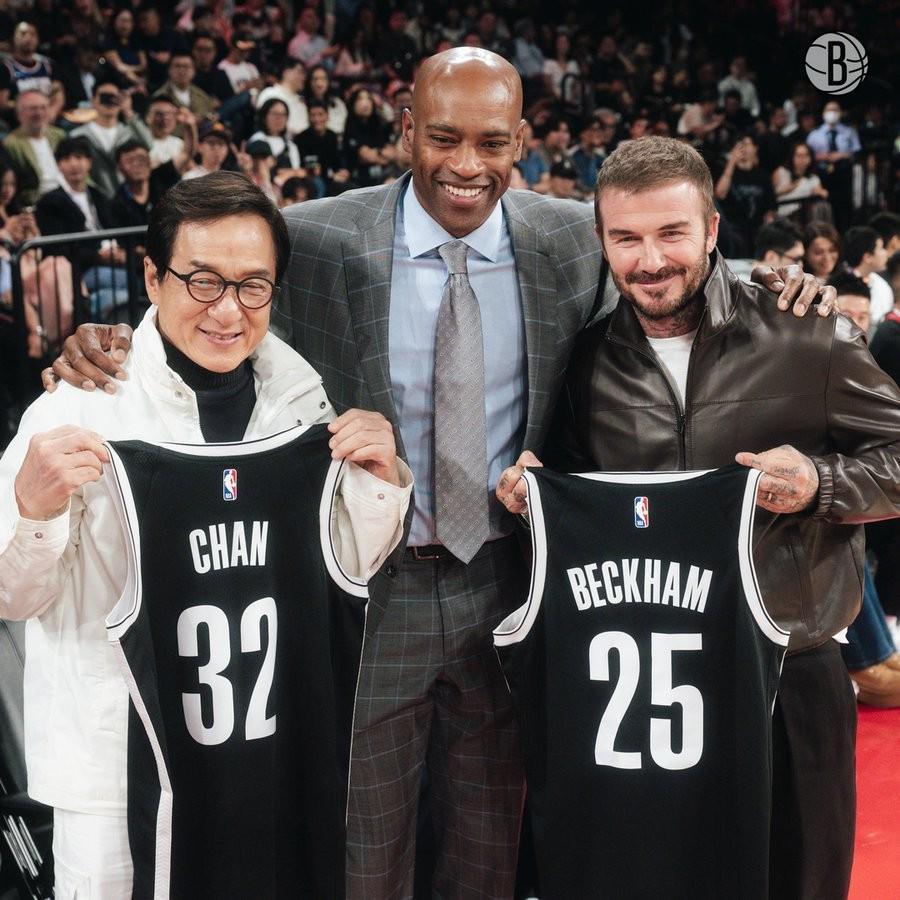 NBA中国赛现场：成龙贝克汉姆获赠篮网专属球衣引热议