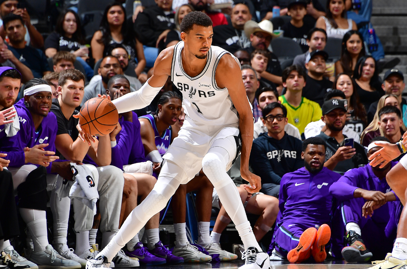 文班亚马16分钟狂轰22+7：逆天暴扣2+1引爆全场 MVP呼声震耳欲聋