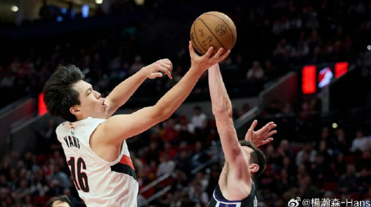 杨瀚森单节14分闪耀NBA季前赛，教练队友齐赞，NBA官方祝贺