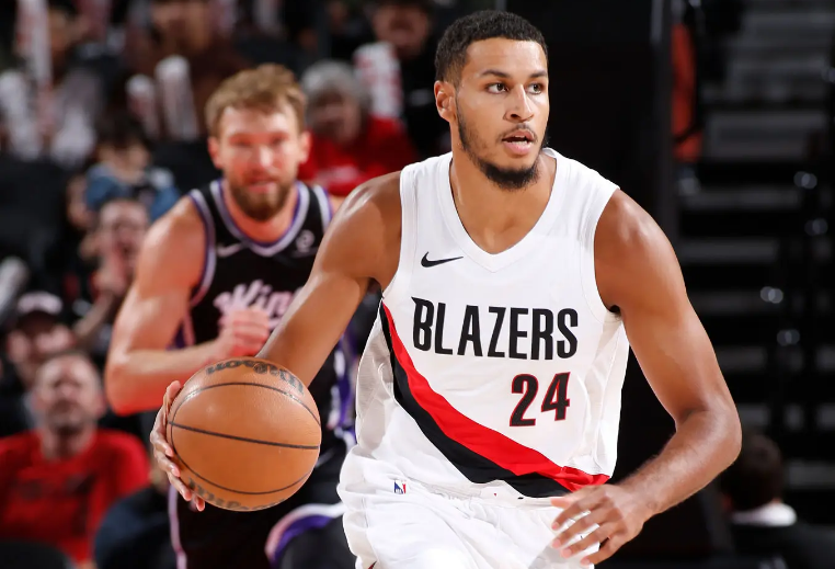 波特兰开拓者锋线新星穆雷：季前赛表现亮眼，自信心显著提升