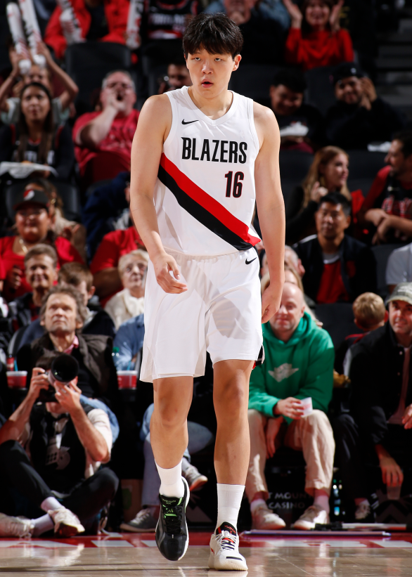 杨瀚森季前赛大放异彩：第三节进攻爆发，三分成关键武器