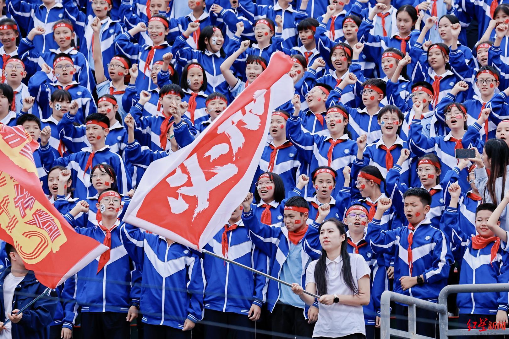 四川省城市足球联赛球员返校助阵，成华校超盛大启幕