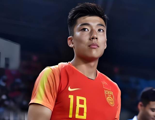 中国天才前锋何朕宇24岁退役：从英超狼队到蒙超的陨落之路