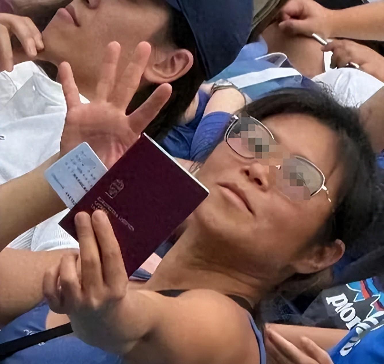 护照姐丢人丢到国外！老外纷纷举护照玩梗，洋老公：她只是保姆