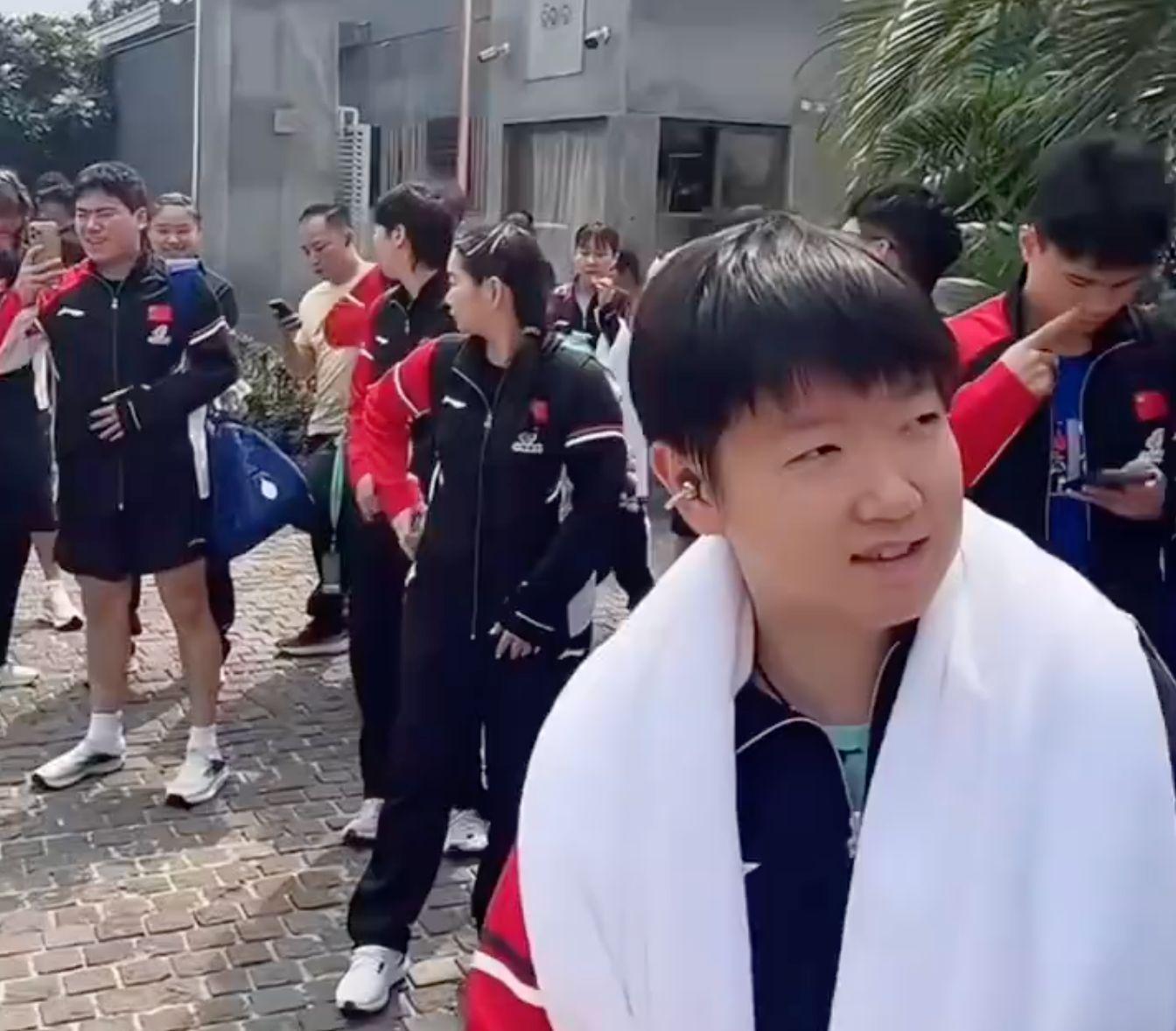 国乒亚锦赛训练实录：全员积极备战，孙颖莎等车苦笑引关注