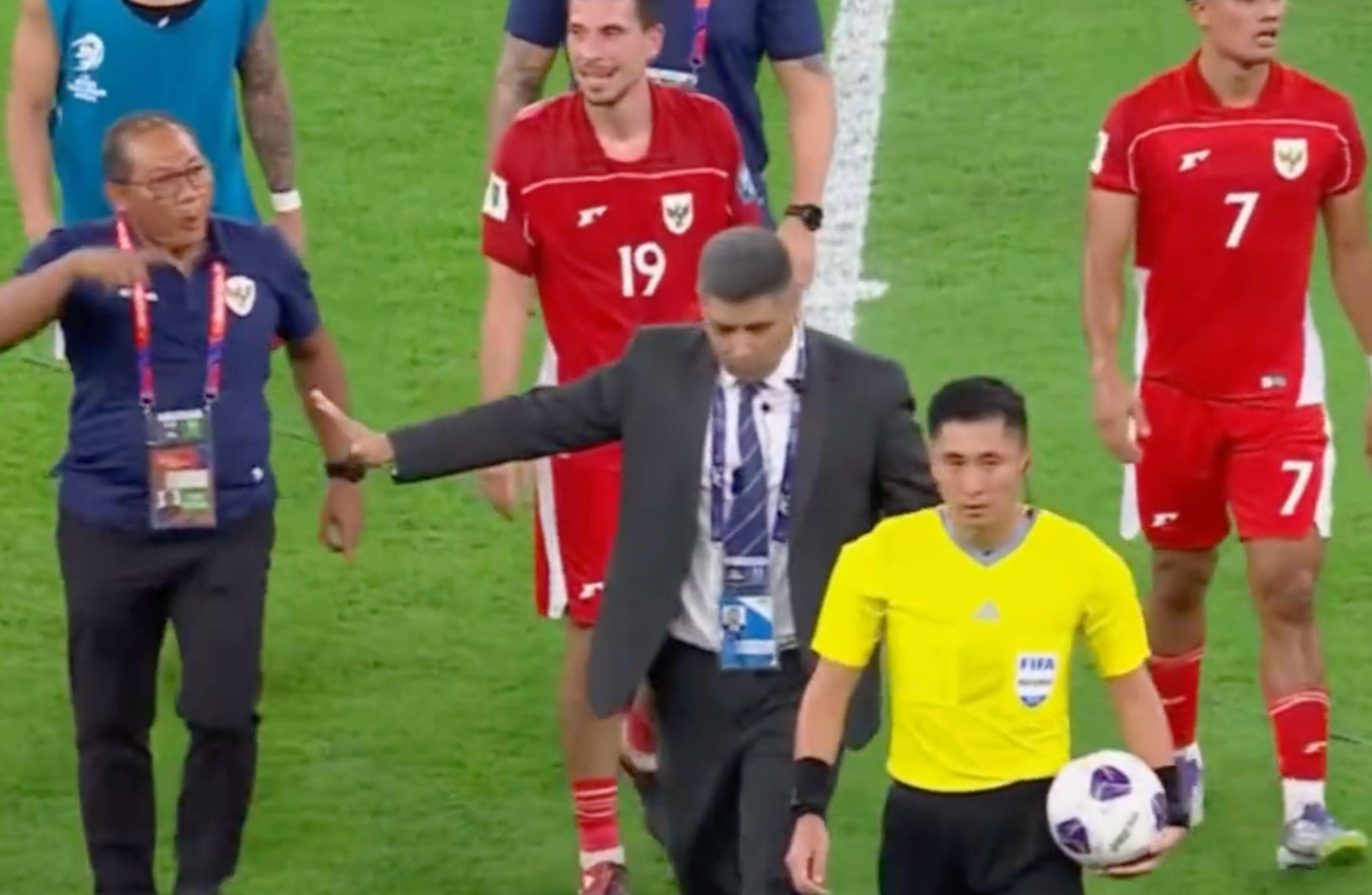 马宁赛后1分钟连掏3红牌！印尼球迷怒扔水瓶抗议，安保护送离场