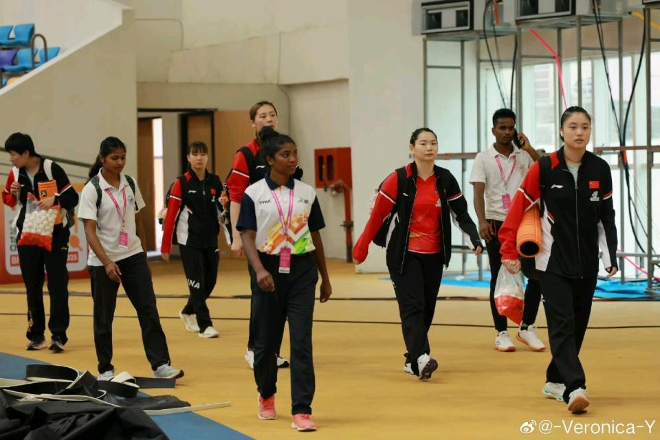 国乒亚锦赛遭遇离谱一幕：队员马路边苦等大巴，孙颖莎无奈苦笑