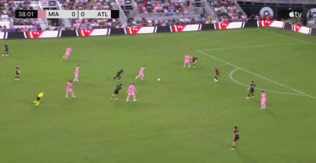 美职联半场战报：迈阿密国际1-0亚特兰大联，梅西建功苏亚雷斯中柱