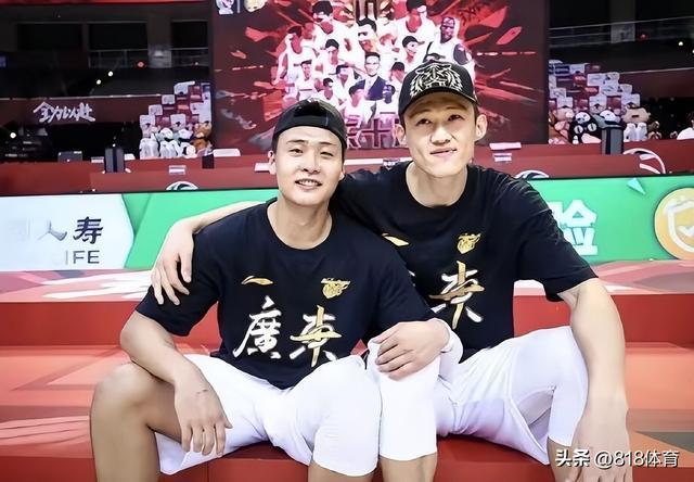 广东队庆生趣事：杜锋率队为周鹏庆生，赵睿“老六”式拍蛋糕