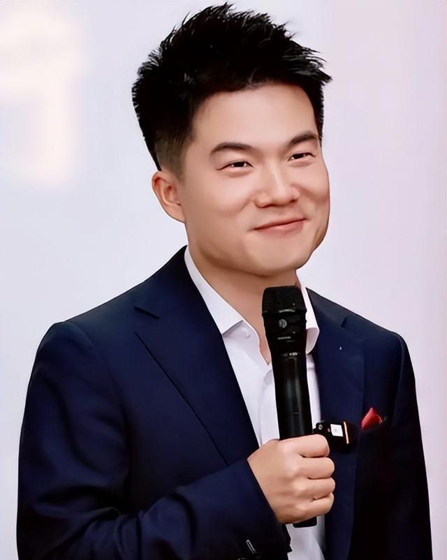 俞敏洪没想到，董宇辉受邀九三阅兵半月多，再因一个举动口碑暴涨