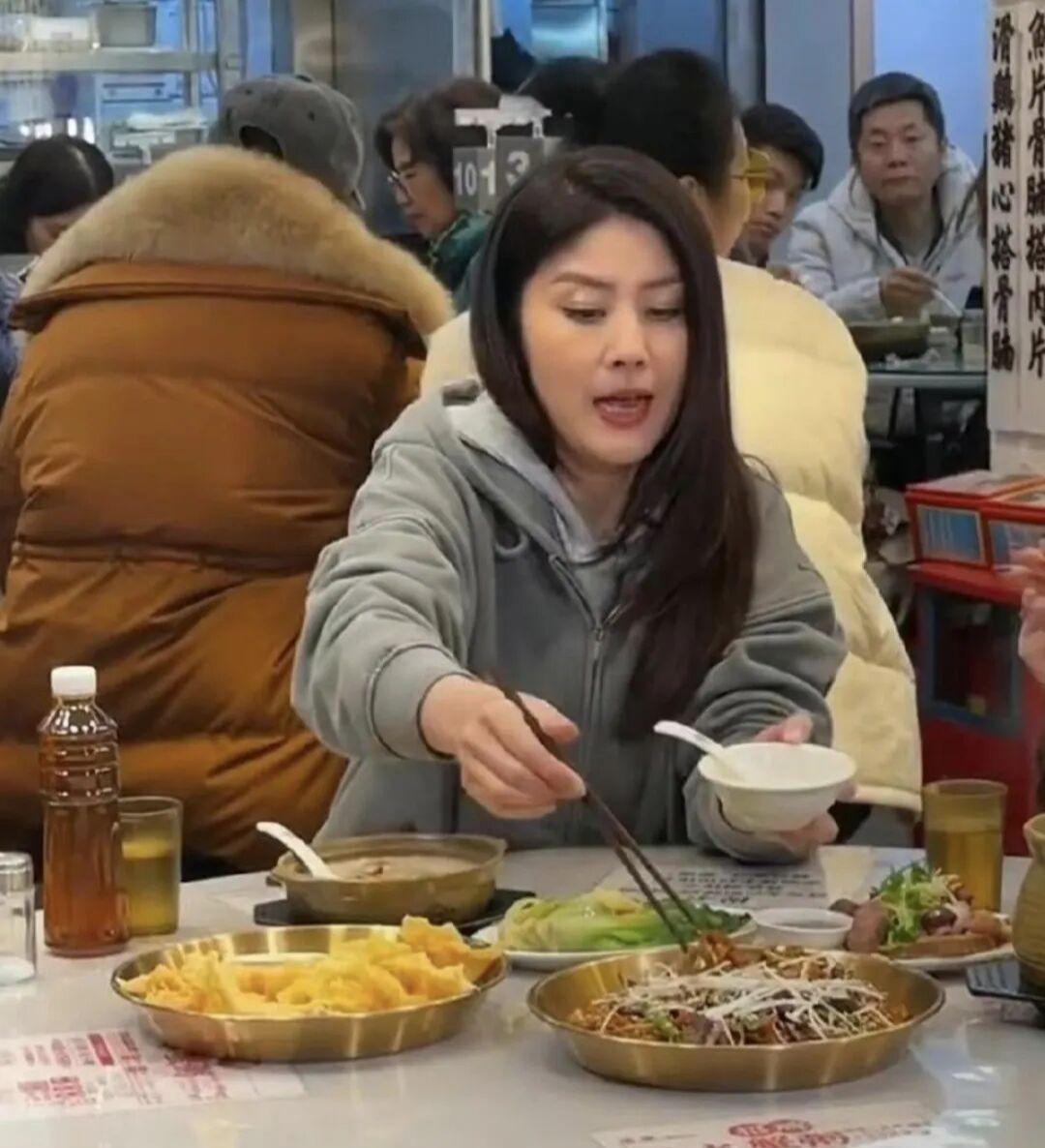 52岁陈慧琳广州大排档吃面，灰色卫衣素颜状态惊艳引热议