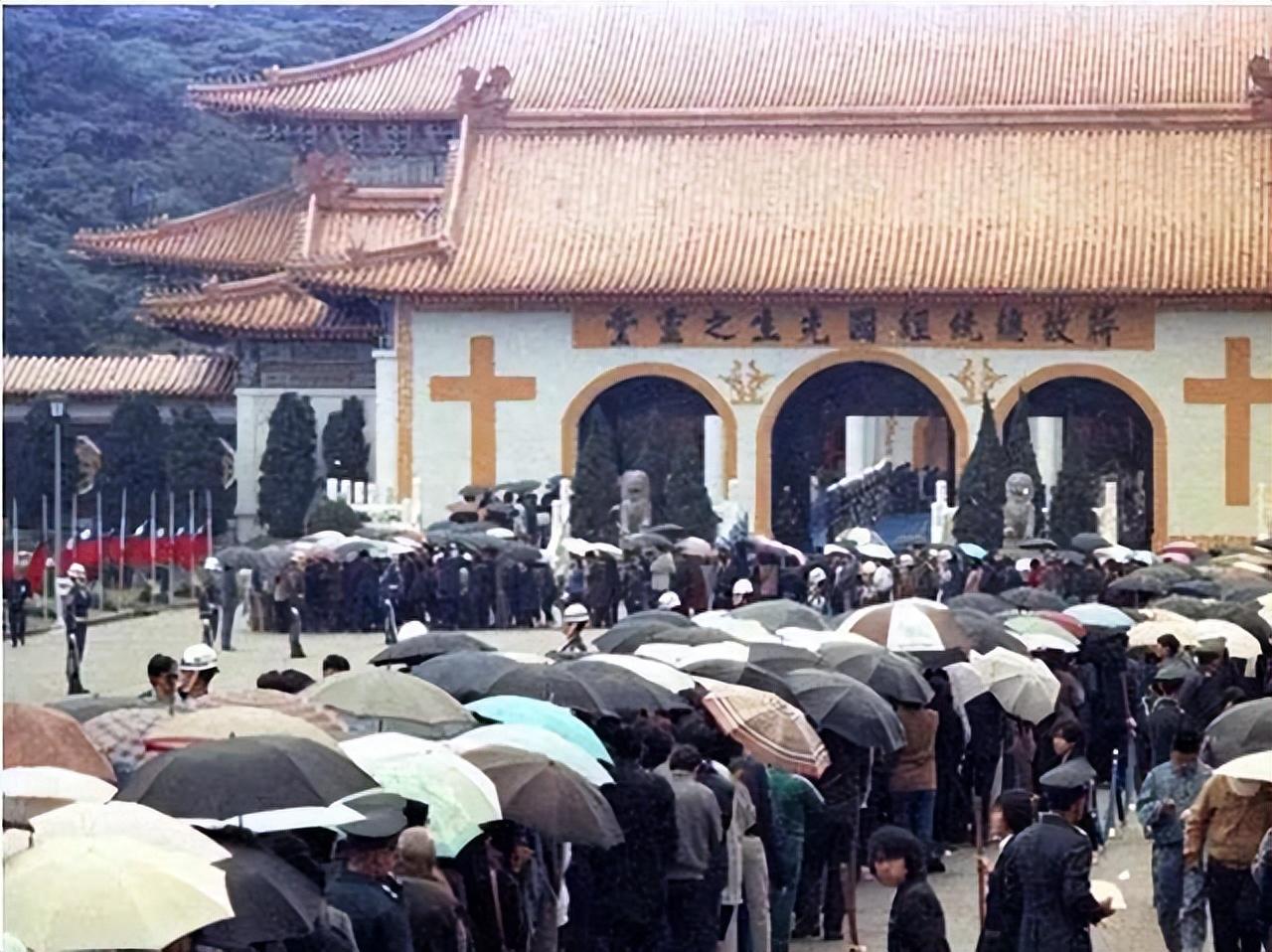 蒋经国葬礼珍贵影像：成龙、洪金宝等巨星现身，两岸统一曙光曾现