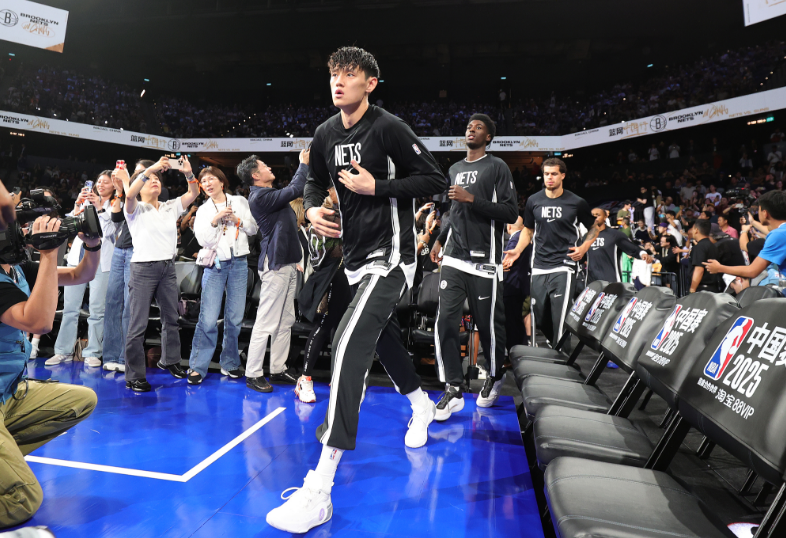 NBA中国赛：篮网111-109险胜太阳，布克18+5+5，曾凡博未登场