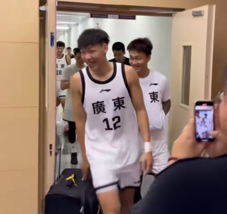 青春再现！赵睿球员通道高呼let’s go tiger，广东队士气爆棚