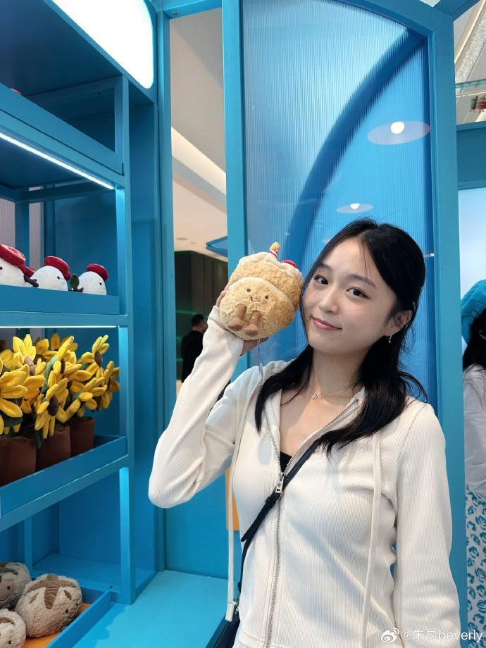 朱易社媒分享：休息日开启多巴胺模式，活力充电进行时