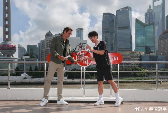 费德勒与周冠宇黄浦江上共打水上网球，跨界互动引关注