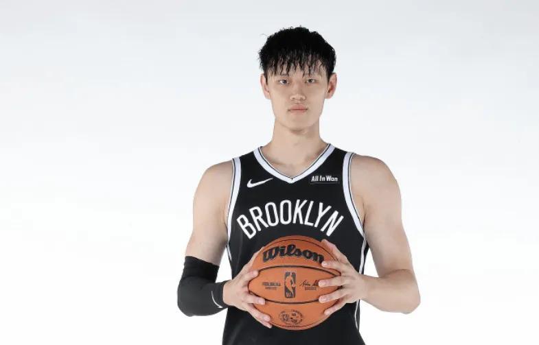曾凡博未登场引热议！篮网遭狂批，NBA征程或告终