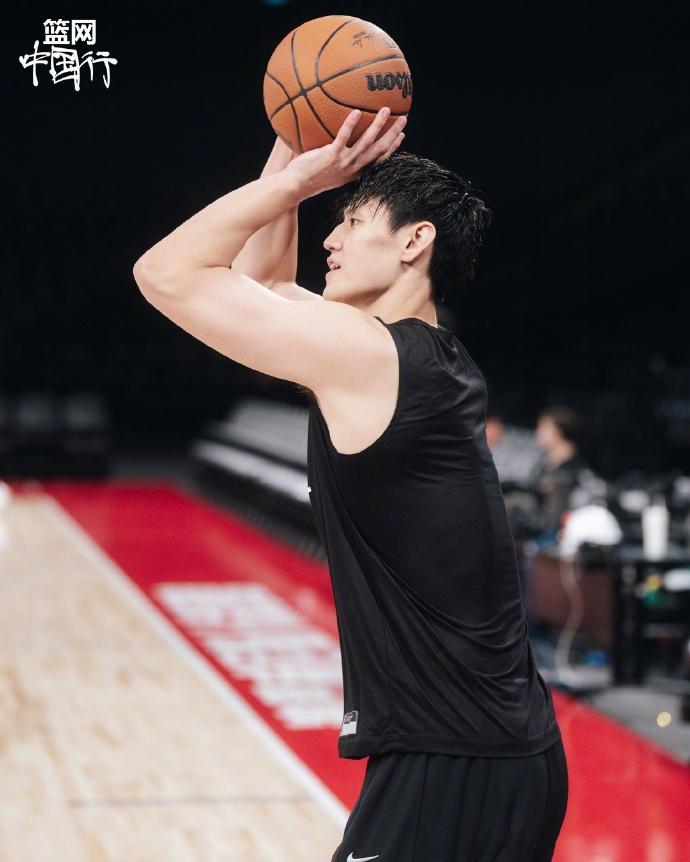 媒体人评曾凡博NBA季前赛未出场：旅程或告终，支持海外历练
