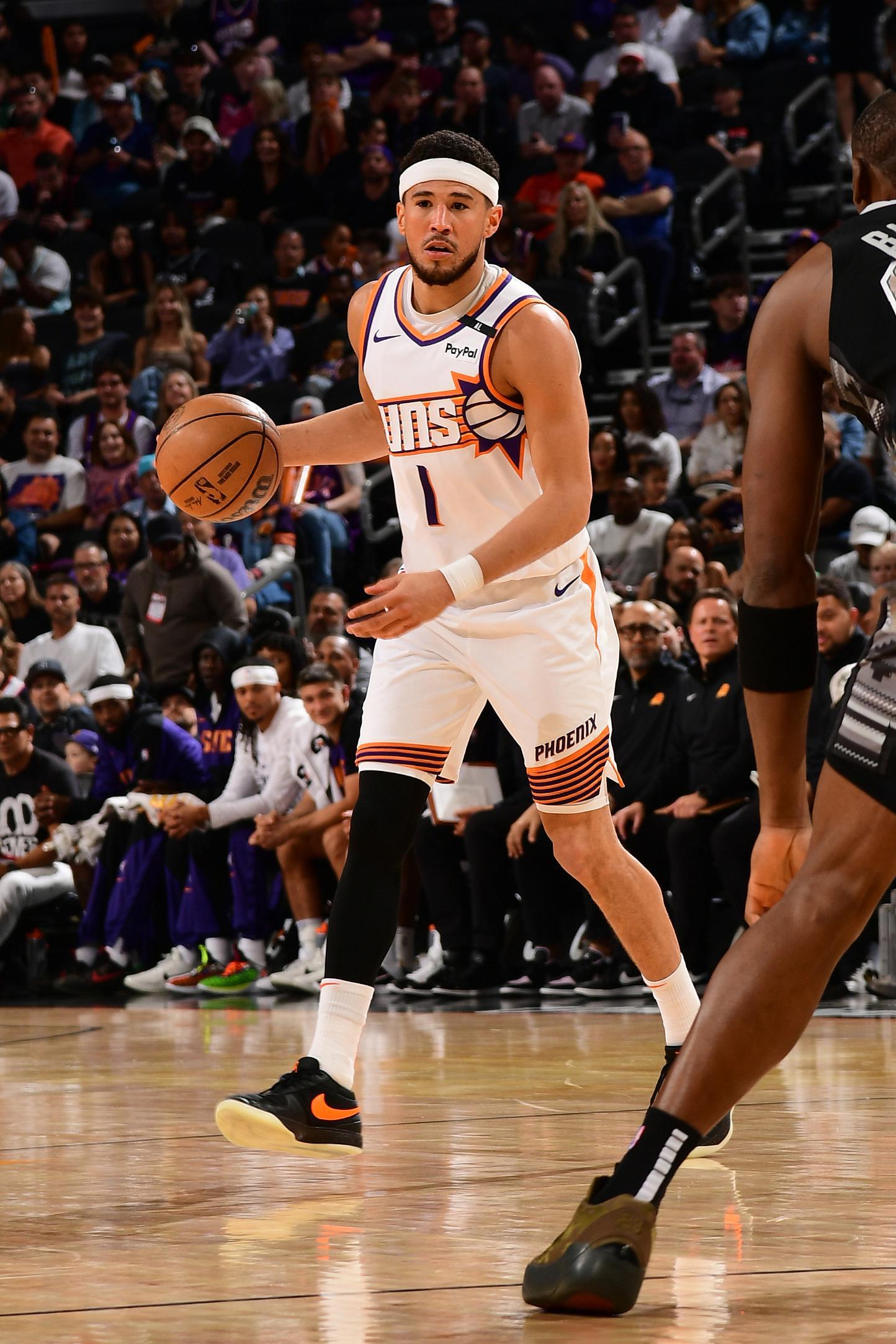 NBA中国赛布克表现：首节惊艳下半场平淡，18分5板5助数据解析