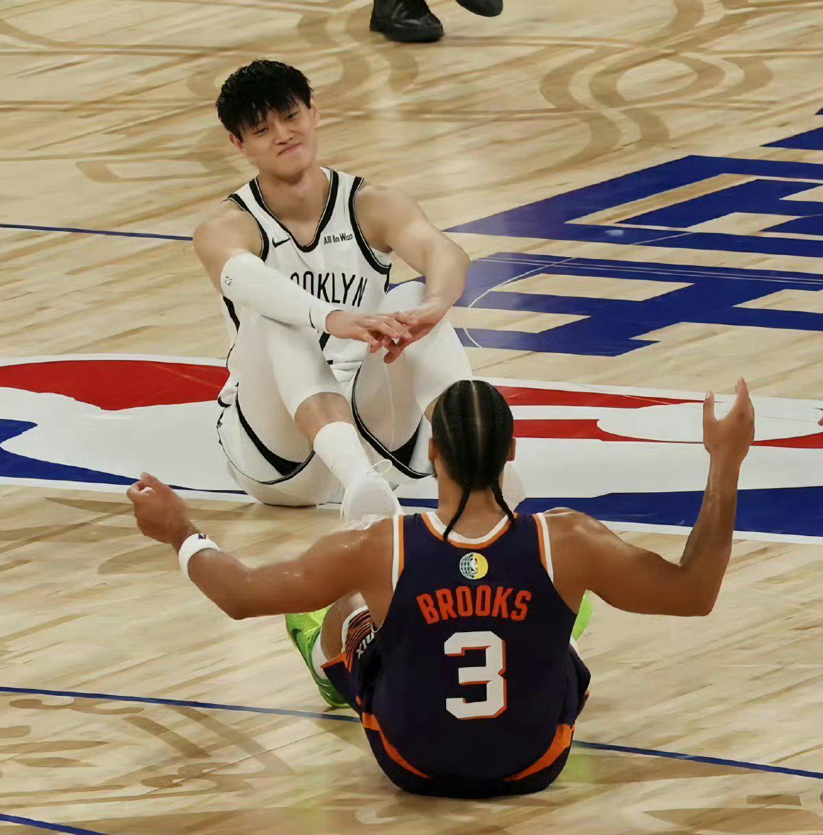 NBA中国赛第二场：篮网半场49-51落后太阳，曾凡博未获出场