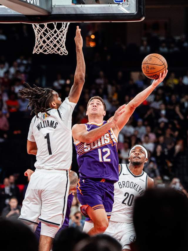 NBA中国赛篮网强势反扑！落后15分追至2分，托马斯15分领衔