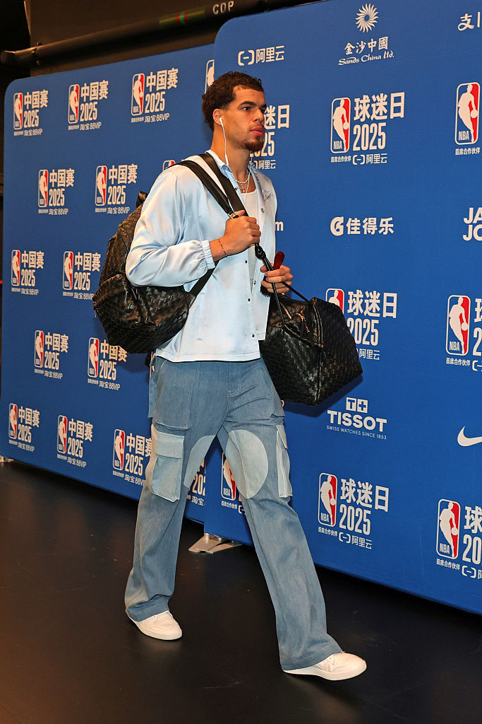 NBA中国赛落幕球员即刻返美，行李齐聚球馆引关注