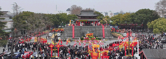 刚刚！仪征中学体育场里面....