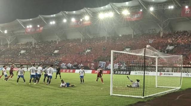 自贡灯城燊龙队2:0领先资阳中国牙谷队 上半场精彩回顾