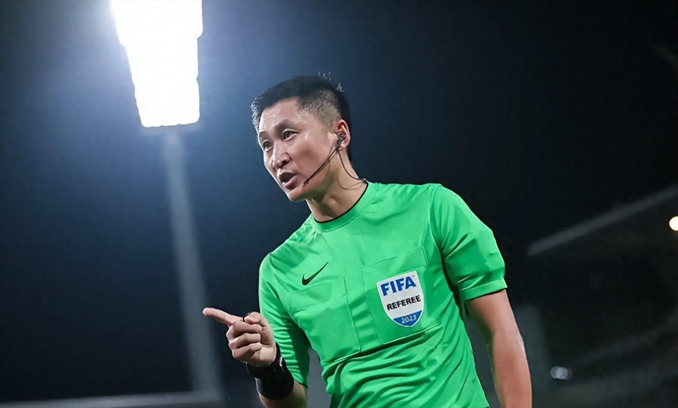 外媒强烈质疑：马宁执裁争议不断，国际足联应介入调查