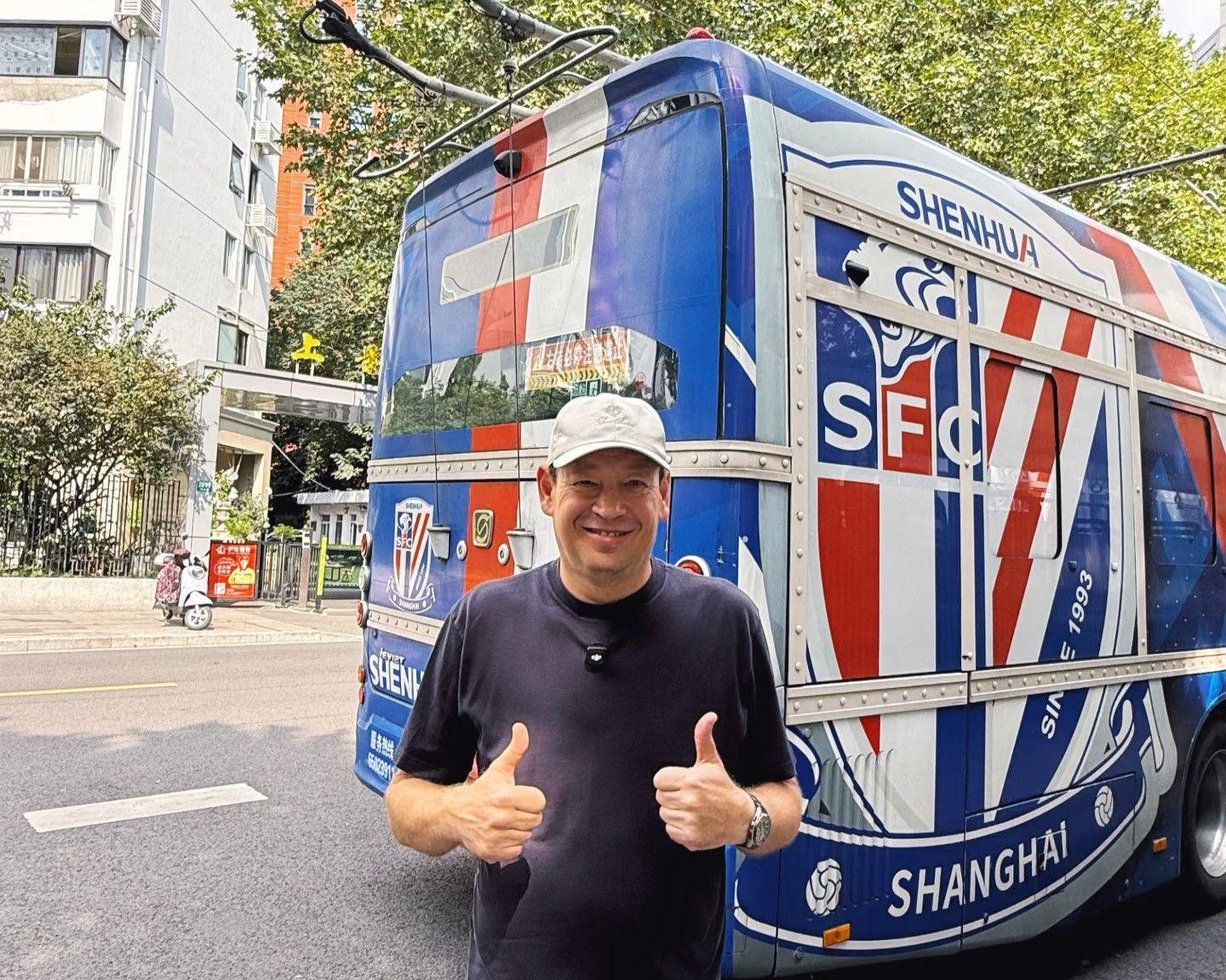 斯卢茨基亲驾申花主题巴士，为球队10月赛事祈福