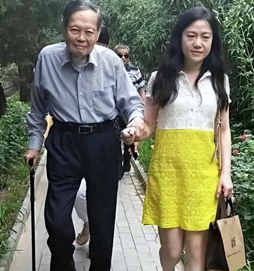 恩爱21年抵不过残酷现实！103岁杨振宁已年老，49岁翁帆花样年华