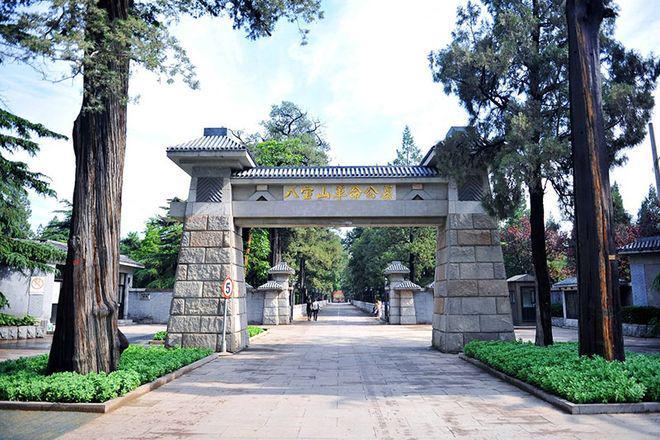 八宝山公墓：三位被移出的大人物，开国上将谢富治也在其中