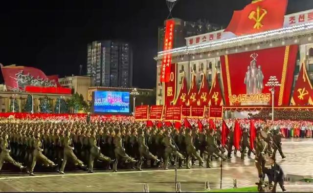 朝鲜领导人雨中大阅兵，当着中俄贵客的面，亮出了对美战略底牌