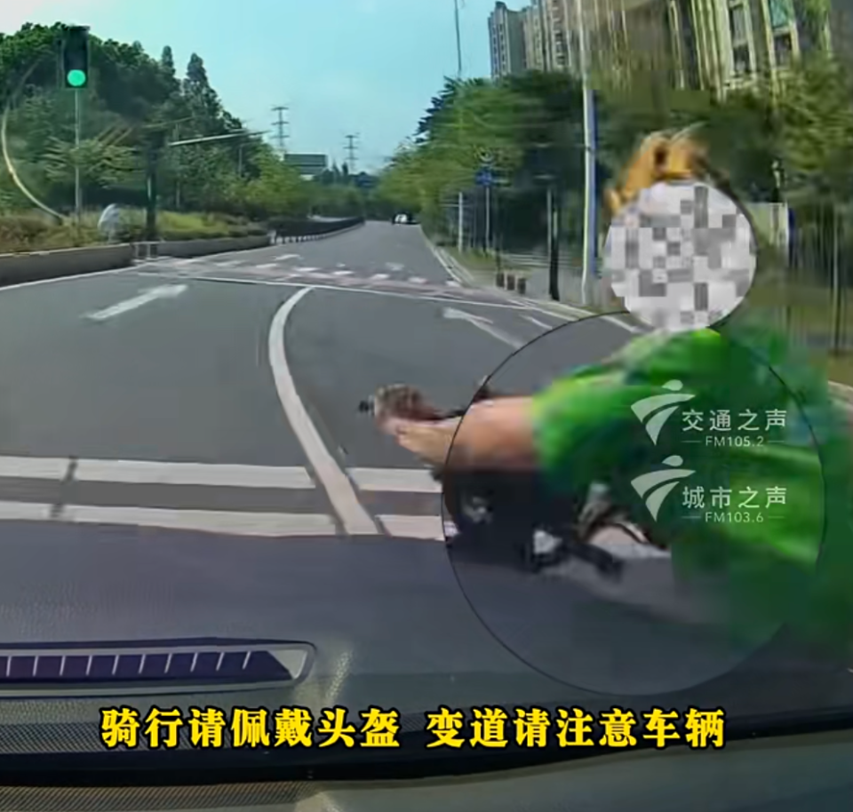 广州小车拐弯撞倒电动自行车 交警判定电车全责引热议