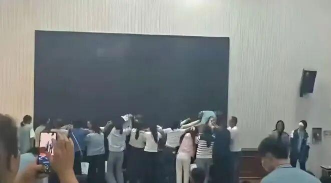 荒诞感恩教育：让学生踩踏父母，尊严何在？