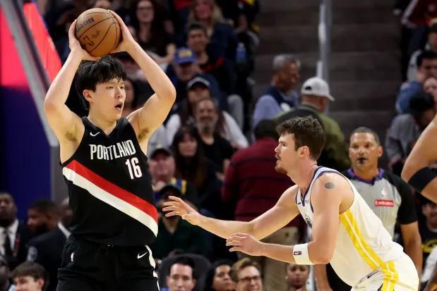 勇士vs开拓者季前赛：库里巴特勒霍福德齐出战，德雷蒙德-格林休战