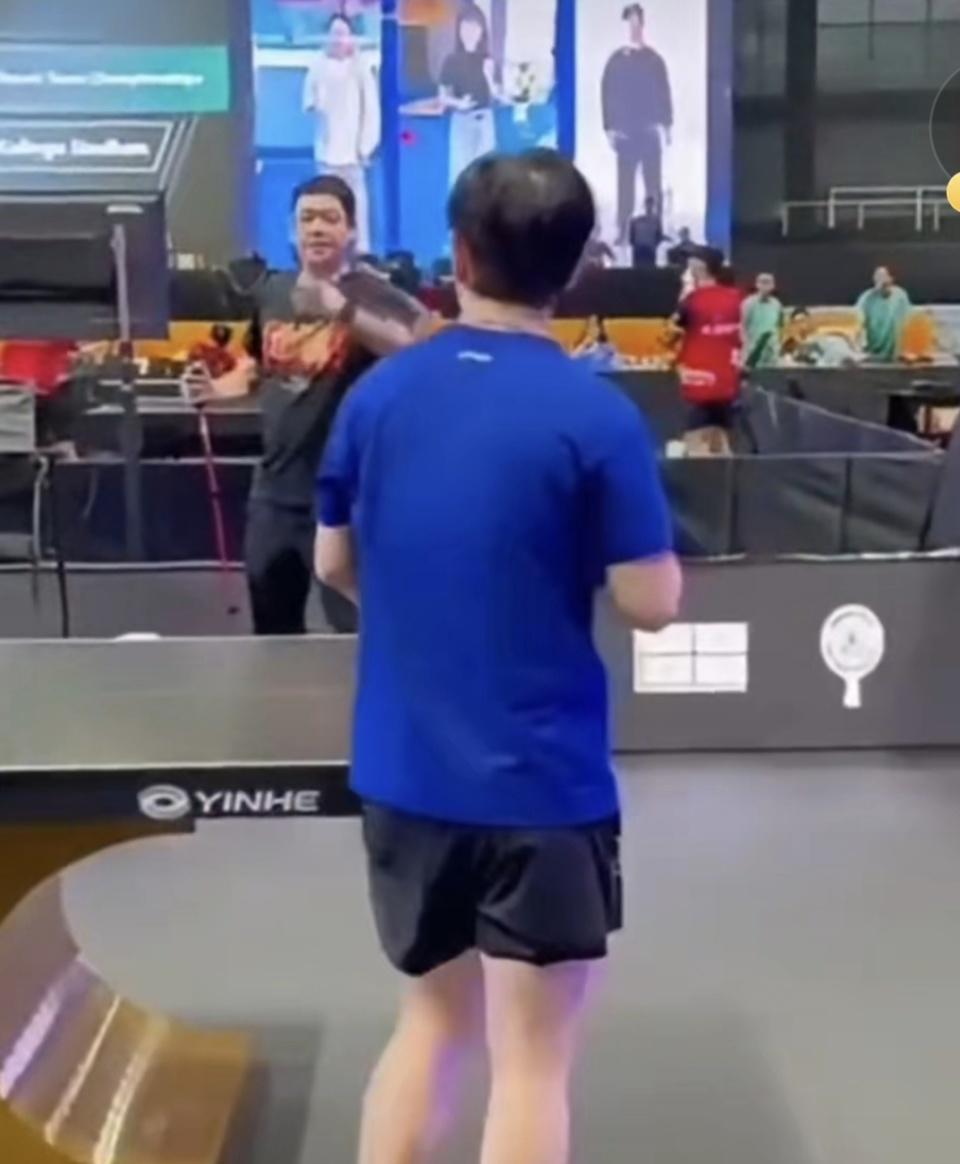 印度亚锦赛场馆闷热难耐：国乒选手头顶冰袋，孙颖莎汗透衣衫