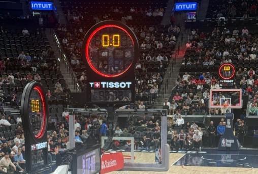 季前赛奇景：快船与掘金比赛计时器三度故障，裁判手动计时