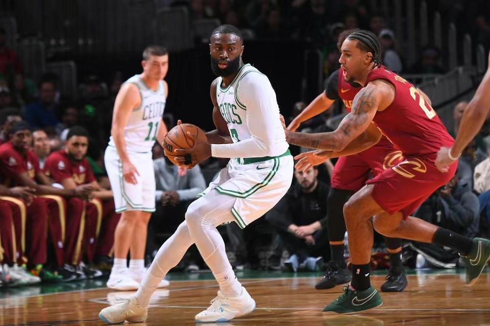 凯尔特人狂胜骑士31分！布朗8分西蒙斯21+6三分创佳绩