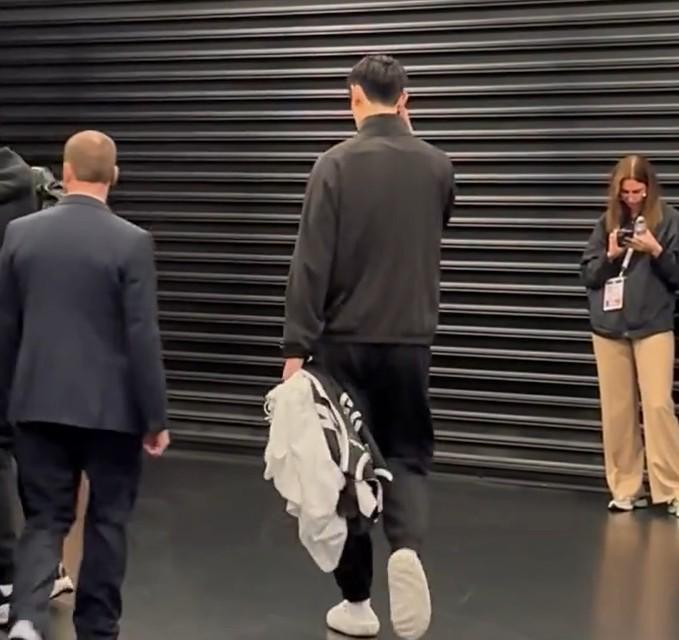 NBA中国赛：曾凡博赛后提前离场，队友10分钟后才现身