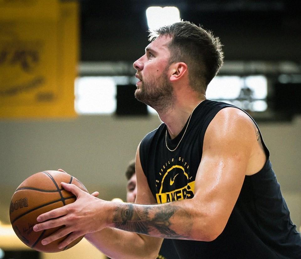 雷迪克确认：东契奇、斯马特缺席今日湖人vs勇士季前赛