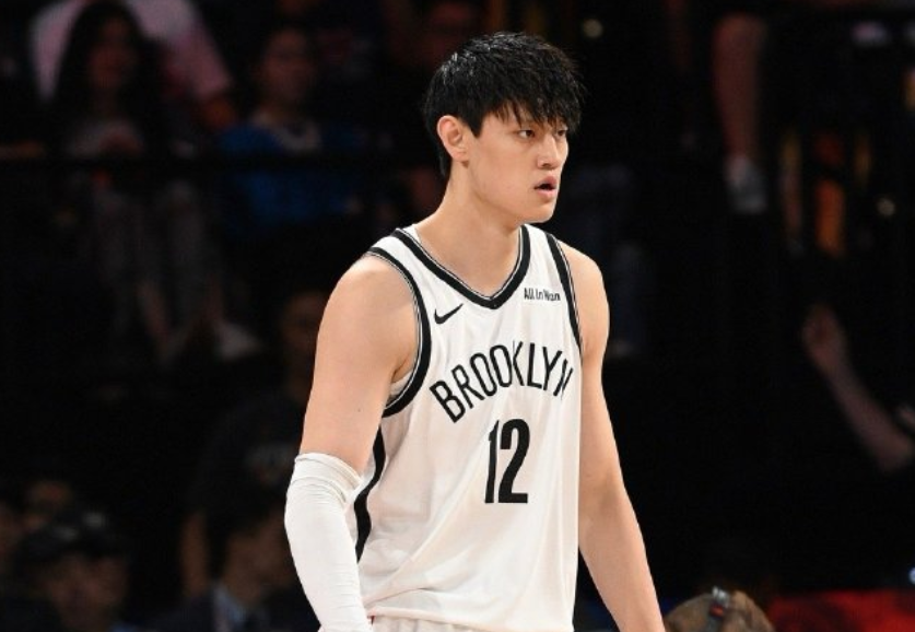 NBA中国赛篮网冷落曾凡博：1秒未上引发球迷热议