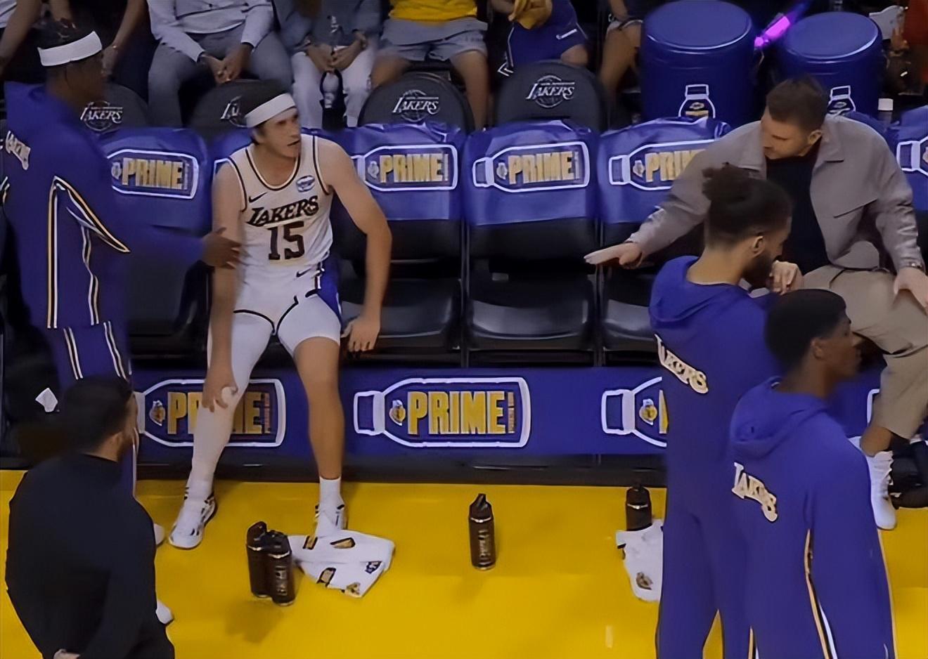 湖人季前赛胜勇士却遭打击：里夫斯受伤退赛成隐忧