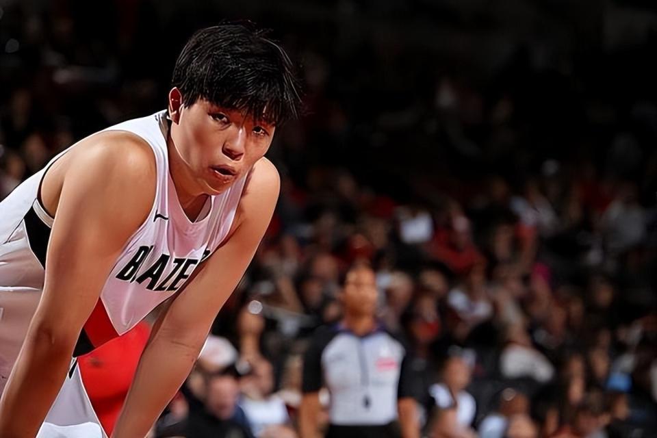 杨瀚森加盟开拓者：带动队友学中文，展现非凡影响力